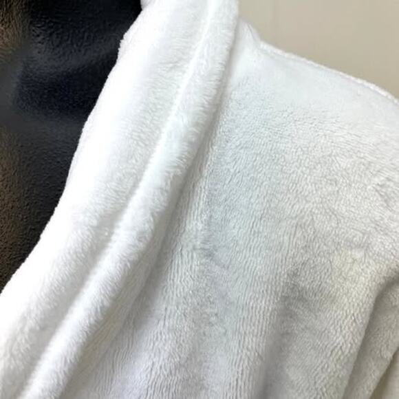 Soft, Cozy, White Women’s Bathrobe | NEW WITH TAGS - Picture 2 of 3